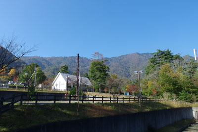 秋山に囲まれた、滋賀県西部・比良山脈の北口の一つ「ガリバー青少年旅行村」