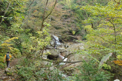 滋賀県西部・比良山脈北部の「八ツ淵の滝」を巻く登山路の渡渉箇所