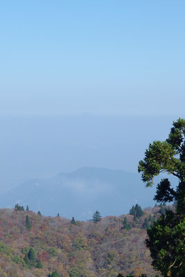 滋賀県西部・比良山脈の最高峰「武奈ヶ岳」山頂から見た北東方面と雲から頭を出す滋賀最高峰「伊吹山」（？）