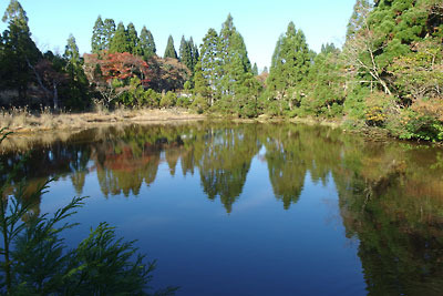 池畔も秋色をまとう、滋賀県西部・比良山脈山上の高層湿地・八雲ヶ原
