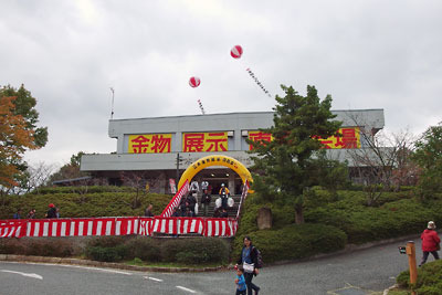 曇り空ながら様々なイベントと融合し多くの人で賑わう、兵庫県・三木市役所一帯で行われた三木金物祭の一会場（勤労者体育センター）