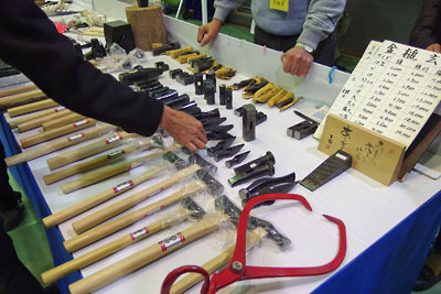 兵庫県・三木市で行われた三木金物祭の、直売会第1会場に出店していた金槌工房の店先