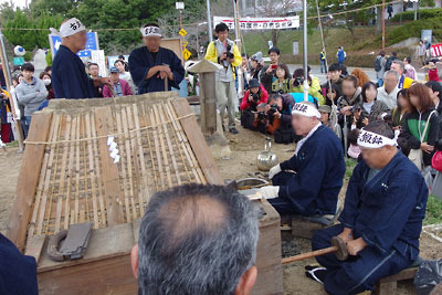 兵庫県・三木市で行われた三木金物祭の催事広場で実演された鋸刃の古式鍛鉄