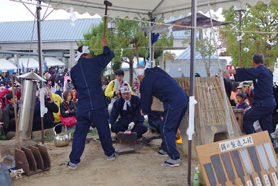 兵庫県・三木市の三木金物祭の催事広場で実演された鋸刃の古式鍛鉄における「鍛え」作業