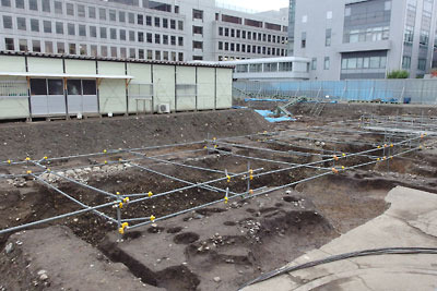 前日の昼間撮影した、中心に堀跡が見える、京都府庁北側で発掘調査中の上京総構遺構