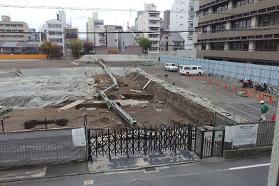 京都市役所北の広大な工事現場に現れた、近世・妙満寺遺構等の発掘現場