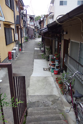聚楽第西外堀跡との関連が窺われる、京都市街中央北部の古い平屋が建ち並ぶ不自然な街なかの窪地