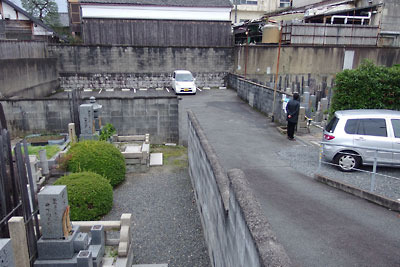 北からみた、聚楽第南外堀跡と目されてきた京都市街中央北部・松林寺の窪地