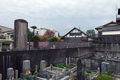 聚楽第南外堀跡と目されてきた、京都市街中央北部にある松林寺の窪地