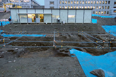 中心横一文字に堀跡が見える、京都府庁北側で発掘調査される上京総構遺構