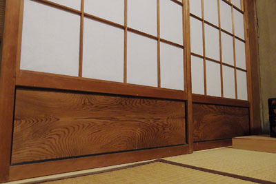 硝子障子に代わり京都市街東部の町家居間（客間）に取り付けられた、紙の質感と腰板の木目が良い雪見障子（猫間障子）