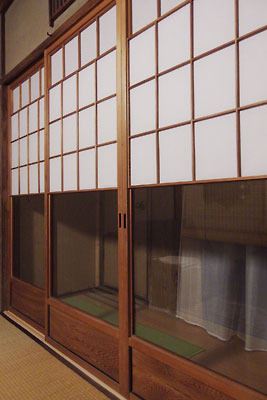 障子下部を跳ね上げガラスを露出させた、京都の町家居間（客間）に取り付けた京間1間半を4枚で仕切る雪見障子（猫間障子）