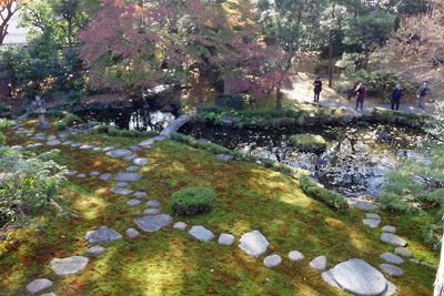 特別公開された京都下鴨・旧三井家下鴨別邸の2階縁側から見た南庭の池