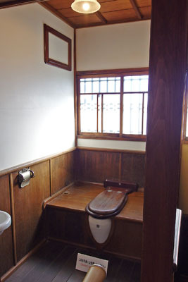 特別公開された京都下鴨・旧三井家下鴨別邸主屋の、無垢板の蓋がある古い和洋両式トイレ