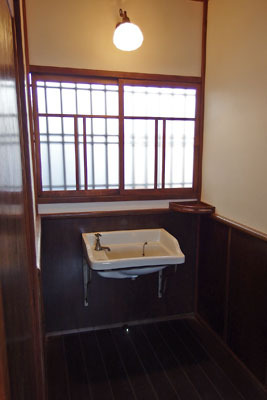 特別公開された京都下鴨・旧三井家下鴨別邸主屋厠前の、古式のままの洗面所