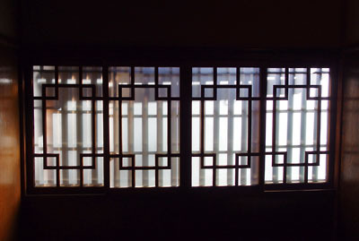 特別公開された京都下鴨・旧三井家下鴨別邸主屋の、1階の唐木細工風窓
