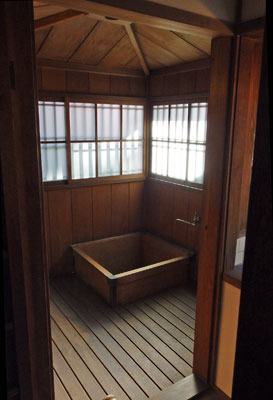 床・湯船・天井も全て木製で状態も良い、京都下鴨・旧三井家下鴨別邸主屋の1階浴室