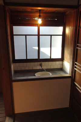 京風の慎ましい贅沢が感じられる、京都下鴨「旧三井家下鴨別邸」主屋1階の浴室横洗面所