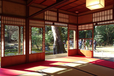 特別公開された京都下鴨・旧三井家下鴨別邸主屋の、南庭に面した1階の客間