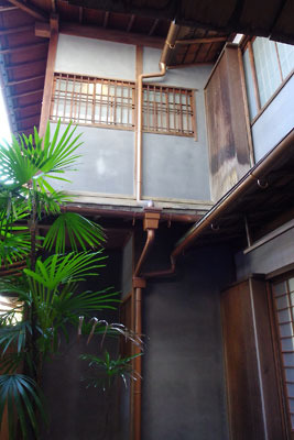 1階裏手の坪庭から見た、京都下鴨・旧三井家下鴨別邸主屋の、抑制の効いた建屋外面