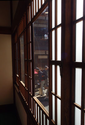 特別公開された京都下鴨・旧三井家下鴨別邸主屋の、1階客間の硝子障子と大正硝子的揺らぎ