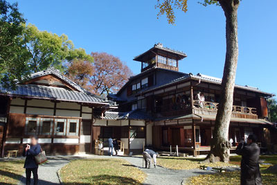特別公開された京都下鴨・旧三井家下鴨別邸の南庭からみた、平屋の玄関棟と望楼付の主屋