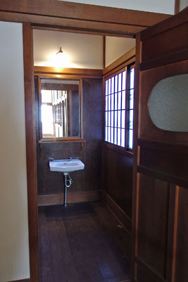 特別公開された京都下鴨「旧三井家下鴨別邸」の、玄関棟の木造古風な洗面所