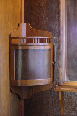 特別公開された京都下鴨「旧三井家下鴨別邸」の、玄関棟洗面所の隅にある曲木収納