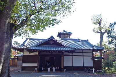 特別公開された、京都下鴨にある旧三井家下鴨別邸の玄関棟と屋根上に見える裏手別棟の望楼