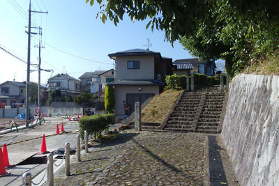 京都市西北・鳴滝の住宅地端に登拝口が覗く文徳天皇陵推定地
