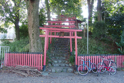 朱の鳥居と柵で飾られた、京都市街北西・嵯峨野「広沢」の広沢古墳群の1基「稲荷古墳」