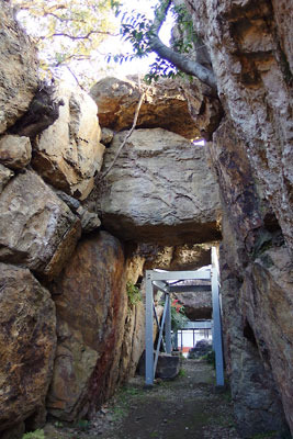京都市街北西・太秦の住宅街に石室のみ残る蛇塚古墳の内部