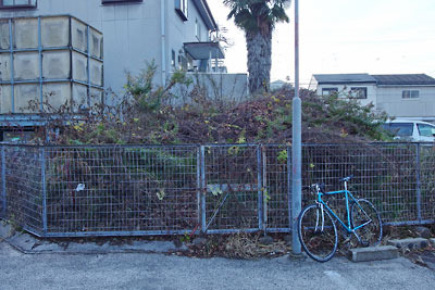 マンション裏の駐車場に接し、ゴミも多く、荒廃した観がある、京都市街北西・嵯峨野千代ノ道町の「千代の道古墳」