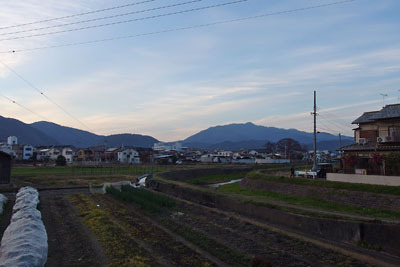 「千代の古道」南北推定路から見えた、京都市街西北の嵐山・亀山・愛宕山等々の夕景