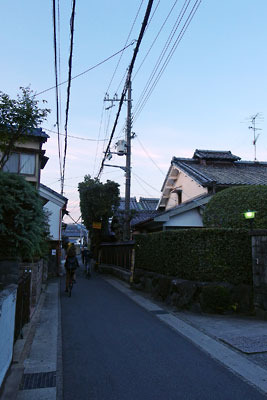 古い町並み風情が残る、京都市街西北・嵯峨野「高田集落」の夕景