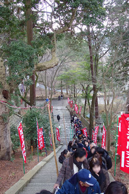 2017年元旦、京都市街東部山科の毘沙門堂仁王門下の急段に続く、本堂参拝の列