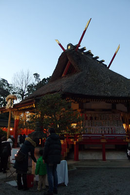 暮れなずむ節分の空と、特別公開中の京都・吉田神社の大元宮社殿