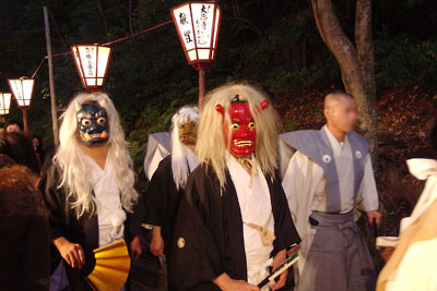京都・吉田神社節分祭の夜、境内の大元宮参道を練り歩く赤鬼と青鬼らの列