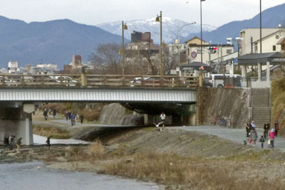 京都・賀茂川（鴨川）六条西岸から見た、雪を戴く滋賀県西部の比良山脈