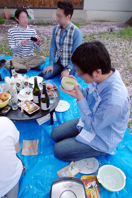 京都上賀茂の社家庭での花見茶会で、薄茶を賞味し花見仕舞いをする写真家氏