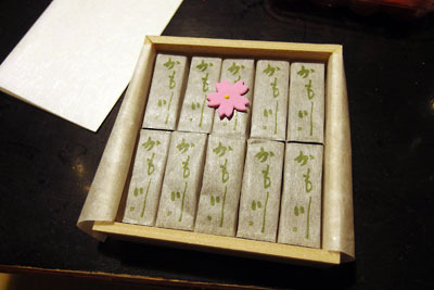 京都上賀茂の社家庭での花見茶会に差入れられた茶菓子（長生堂「かも川」）