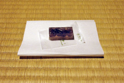 京都上賀茂の社家の離れの畳上に、懐紙に載せて置かれた、長生堂の和菓子「かも川」