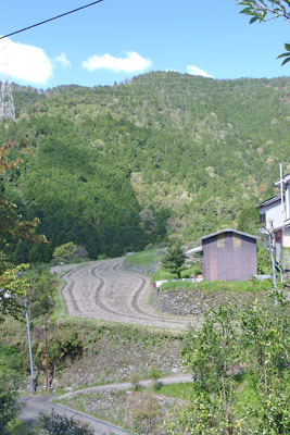 京都・愛宕山西裏の集落「水尾」と背後の愛宕山