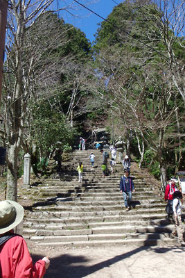 京都・愛宕山山頂にある愛宕神社へ続く石段参道