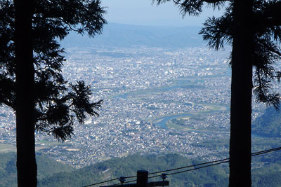 京都・愛宕山山上の表参道から見た、京都市街西部と蛇行する桂川（大堰川）