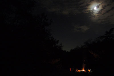 月下に焚火みえる、滋賀県南部・湖南アルプス太神山中の野営地の夜