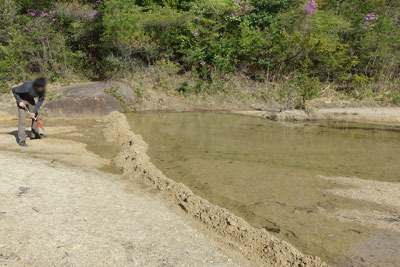 滋賀県南部・湖南アルプス太神山中の野営地近くの沢に作られた手作り堰堤