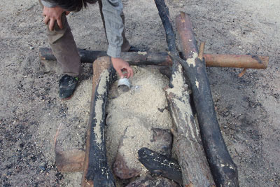 滋賀県南部・湖南アルプス太神山中で発見した、ゴミを埋め、火がついたまま放置された野営者の焚火跡