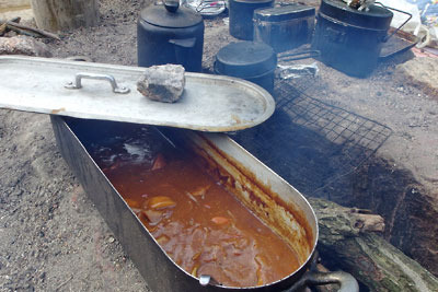 滋賀県南部・湖南アルプス太神山中の野営地の竃でポワソニエール鍋（魚用長鍋）を使い調理された特製カレー