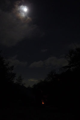 滋賀県南部・湖南アルプス太神山中の野営地に灯る小さな焚火と雲間の月